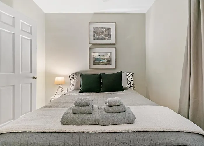Stylish 2br Pad With Up-to-date Comforts - Halsted Rep