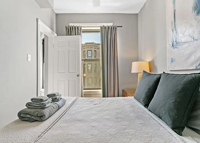 Stylish 2br Pad With Up-to-date Comforts - Halsted Rep Apartment