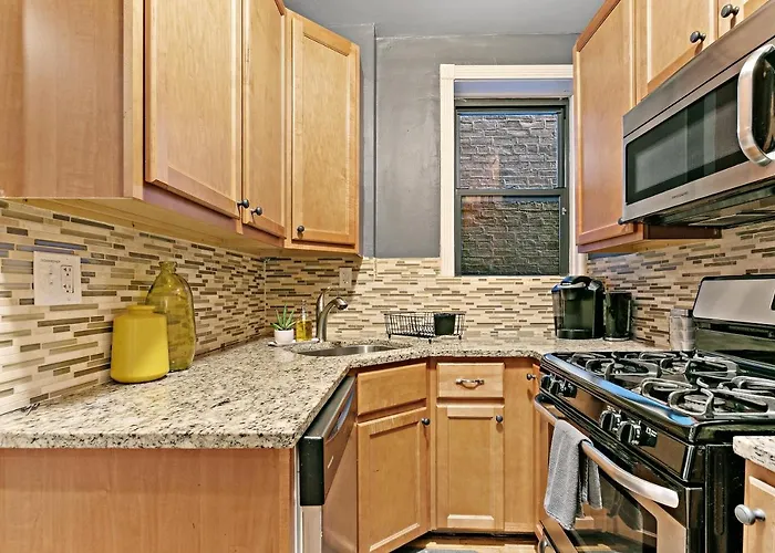 Apartment Stylish 2br Pad With Up-to-date Comforts - Halsted Rep