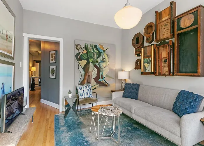 Stylish 2br Pad With Up-to-date Comforts - Halsted Rep