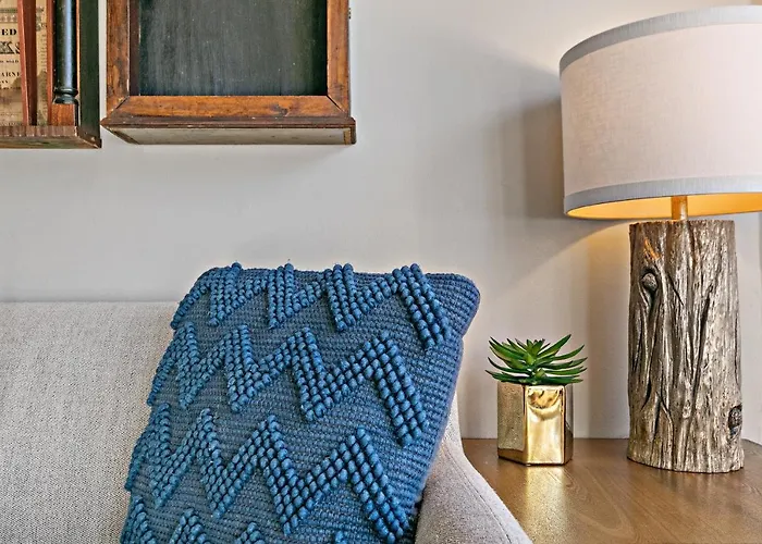 Stylish 2br Pad With Up-to-date Comforts - Halsted Rep Apartment