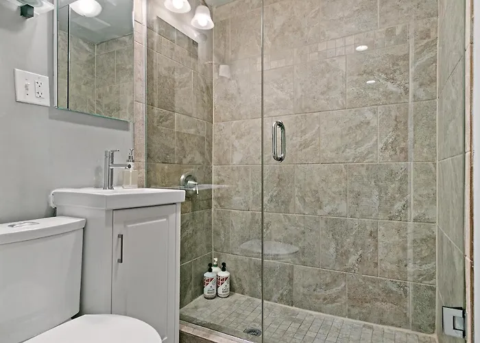 Stylish 2br Pad With Up-to-date Comforts - Halsted Rep Apartment