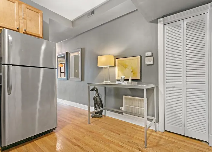 Stylish 2br Pad With Up-to-date Comforts - Halsted Rep Apartment Chicago